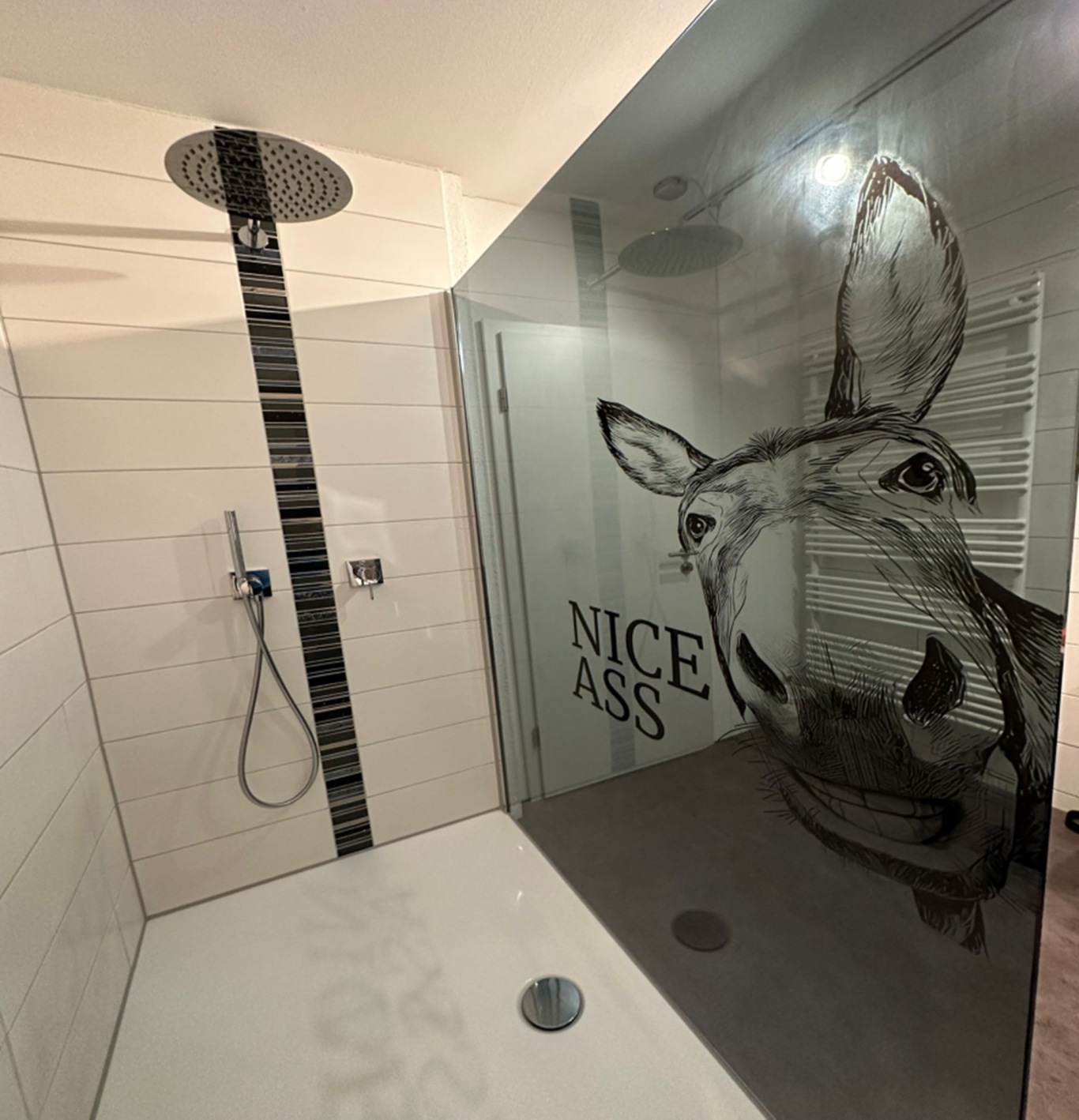 Druck auf Duschkabine